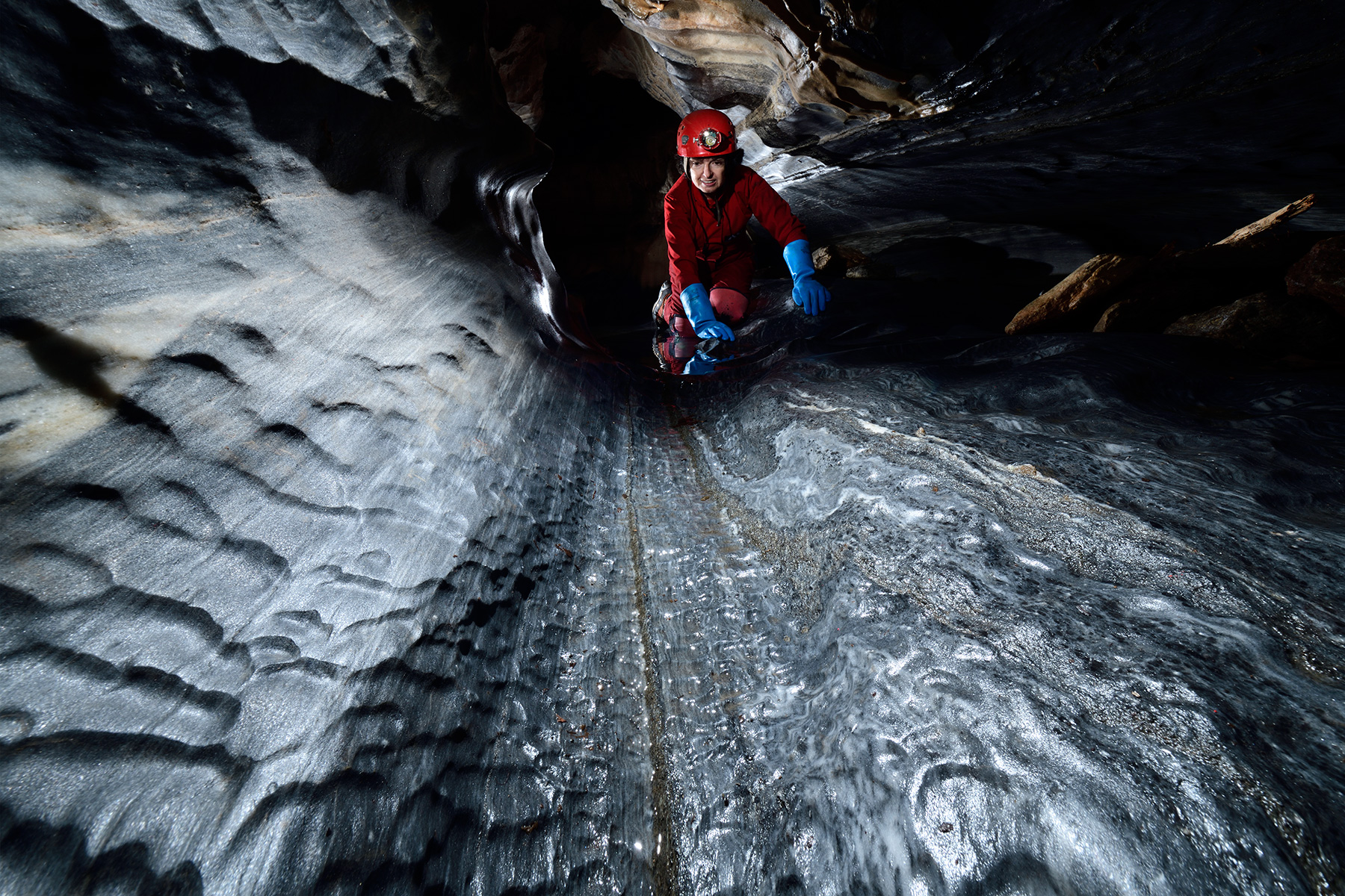 Eldon French Cave (Vermont, USA) - Passage bas avec marbres polis au sol (vagues d'érosion)